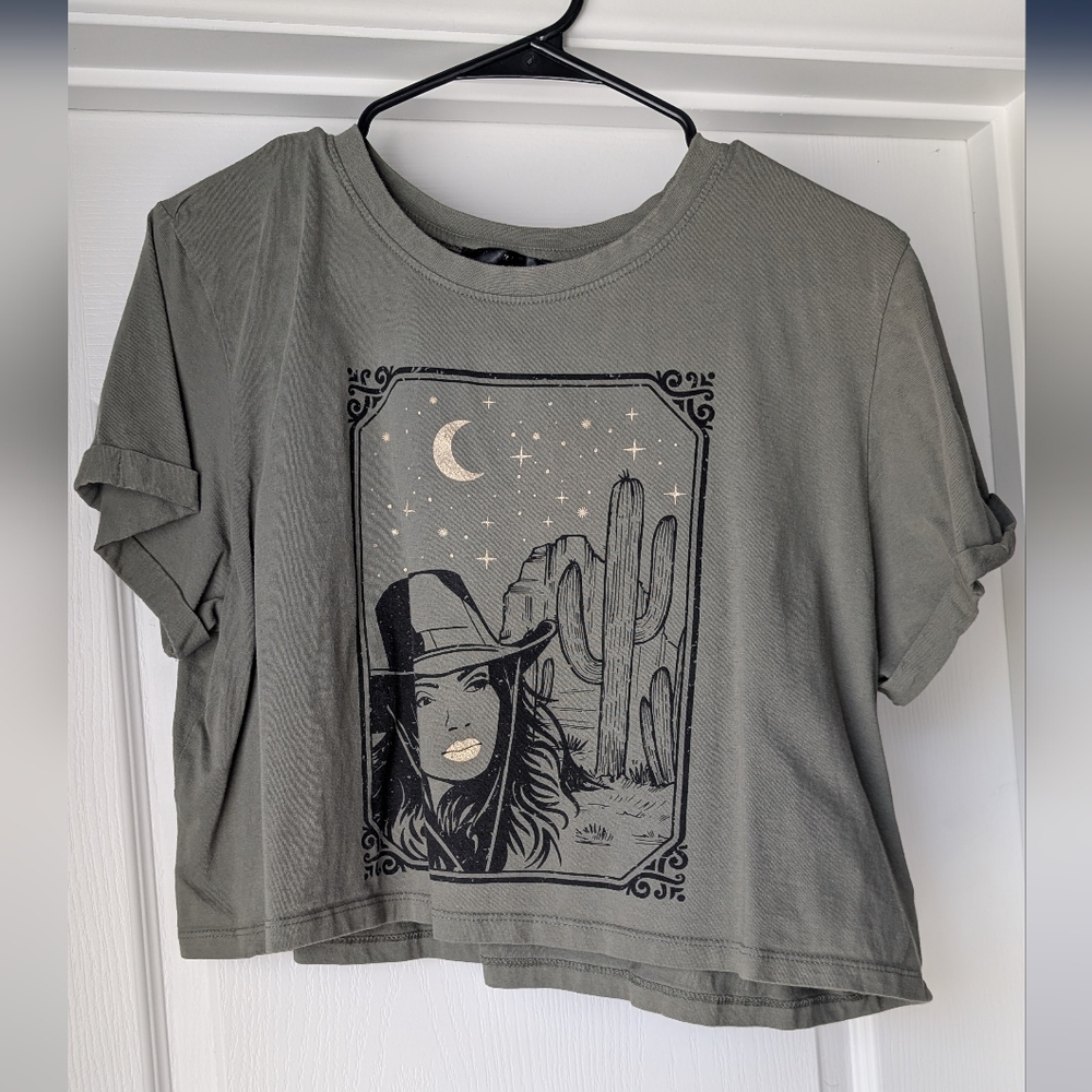 Cropped Graphic Tee with Western Design Size Large